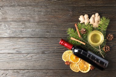 Ahşap zemin üzerinde sıcak şarap pişirmek için gerekli malzemeler