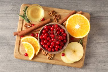 Ahşap zemin üzerinde sıcak şarap pişirmek için gerekli malzemeler