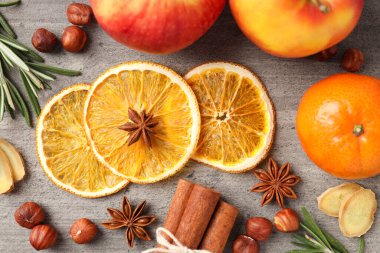 Sıcak şarap pişirmek için gerekli malzemeler, yakın çekim.