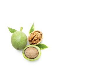 Ceviz kabuklu cevizler beyaz arkaplanda izole edilmiş.