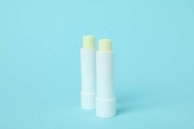 Mavi arkaplanda yankı ruj izi, kapat