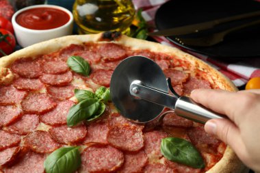 Salamlı pizzayla lezzetli yemek kavramı, yakın plan.