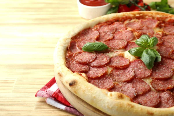 Concepto Sabrosa Comida Con Pizza Salami Sobre Fondo Madera —  Fotos de Stock