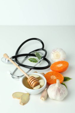 Beyaz zemin üzerinde bal ve sarımsak içeren soğuk algınlığı tedavisi kavramı