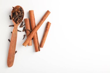 Beyaz arka planda sıcak şarap pişirmek için gerekli malzemeler