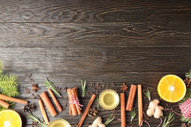 Ahşap zemin üzerinde sıcak şarap pişirmek için gerekli malzemeler