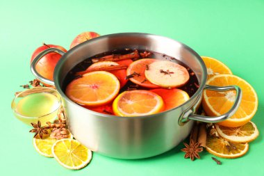 Yeşil arka planda sıcak şarap pişirme kavramı