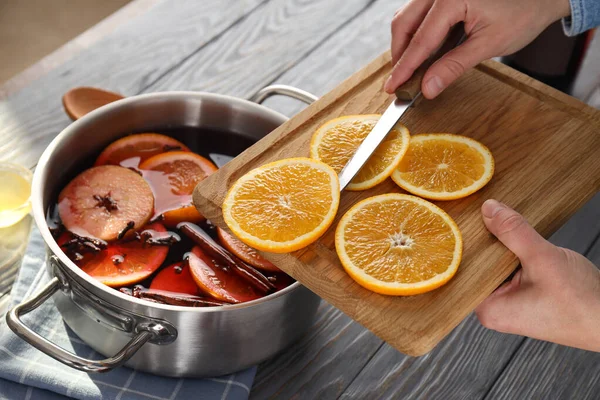 Concept Van Het Koken Van Glühwein Grijze Tafel — Stockfoto