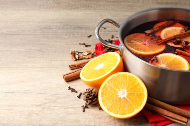 Ahşap arka planda sıcak şarap pişirme kavramı