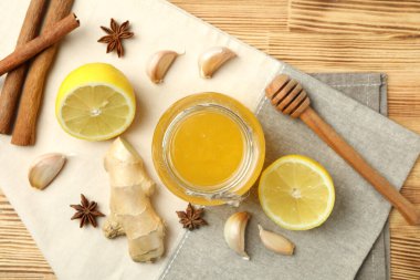 Tahta zemin üzerinde bal ve sarımsak içeren soğuk algınlığı tedavisi kavramı