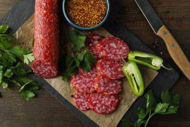 Nane arkaplanda salam sosisli lezzetli yemek kavramı