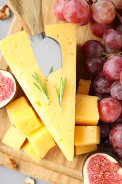 Sert peynirle yemek pişirme kavramı, yakın plan.