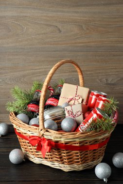 Odessa, Ukrayna - 10 Kasım 2021: Karanlık masa üzerinde noel sepeti hediye kavramı
