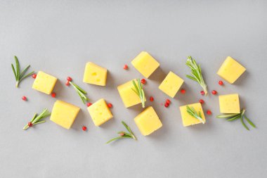 Sert peynir arkaplanlı düz konum