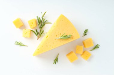 Beyaz arka planda sert peynirle yemek pişirme kavramı