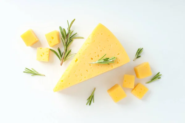 Beyaz arka planda sert peynirle yemek pişirme kavramı