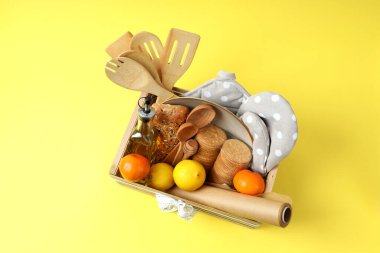 Sarı arka planda Noel sepeti ile hediye kavramı