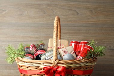 Odessa, Ukrayna - 10 Kasım 2021: Ahşap arka planda noel sepeti hediye kavramı