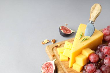 Gri arka planda sert peynirle yemek pişirme kavramı