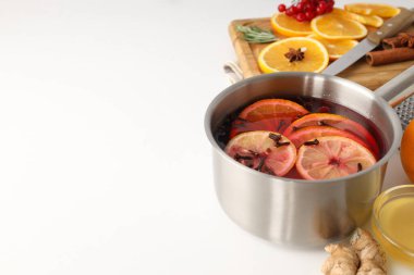 Beyaz arka planda sıcak şarap pişirme kavramı