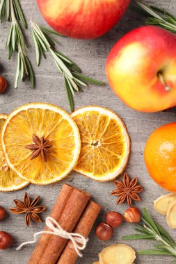 Sıcak şarap pişirmek için gerekli malzemeler, yakın çekim.