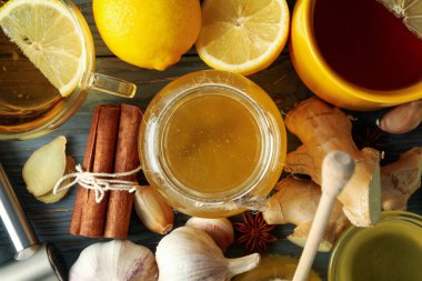 Tedavi kavramı. Ballı ve sarımsaklı soğuk algınlığı. Kapatın.