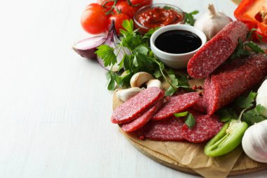 Beyaz arka planda izole edilmiş salam sosisli lezzetli yemek kavramı