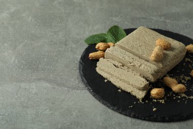 Gri desenli arka planda halkası olan lezzetli yiyecek kavramı