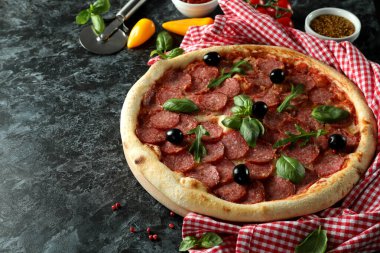 Koyu arkaplanda salamlı pizza ile lezzetli yemek kavramı
