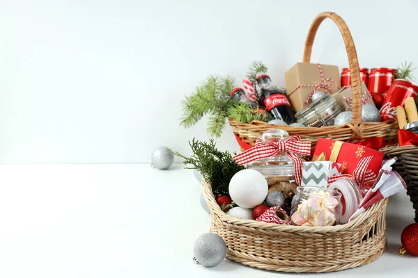 Odessa Oekraïne November 2021 Cadeauconcept Met Kerstmand Witte Achtergrond — Stockfoto