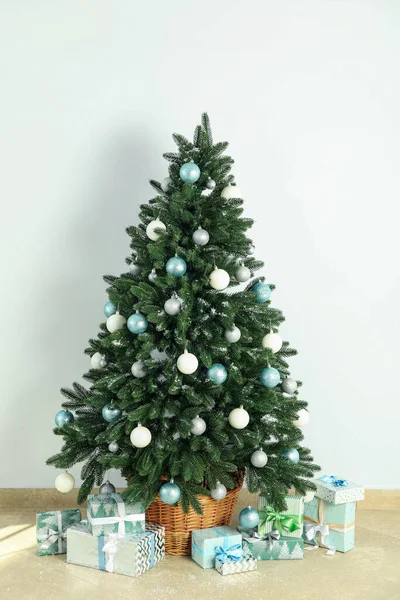 Komposition Mit Weihnachtsbaum Und Geschenken Auf Dem Fußboden — Stockfoto