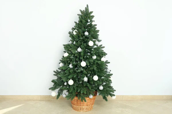 Σύνθεση Χριστουγεννιάτικο Δέντρο Στο Δάπεδο — Φωτογραφία Αρχείου