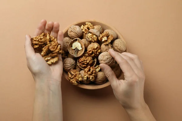 Conceito Comida Saudável Com Nozes Fundo Bege — Fotografia de Stock