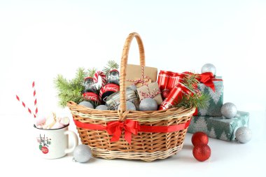 Odessa, Ukrayna - 10 Kasım 2021: Beyaz arka planda noel sepeti hediye kavramı