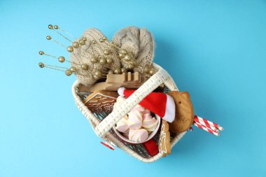 Mavi arka planda Noel sepeti olan hediye kavramı