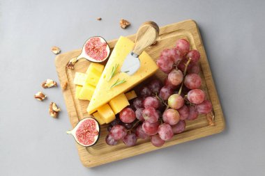 Gri arka planda sert peynirle yemek pişirme kavramı