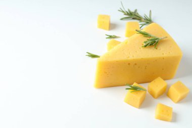 Beyaz arka planda sert peynirle yemek pişirme kavramı