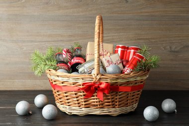 Odessa, Ukrayna - 10 Kasım 2021: Karanlık masa üzerinde noel sepeti hediye kavramı