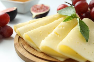 Sert peynirle yemek pişirme kavramı, yakın plan.