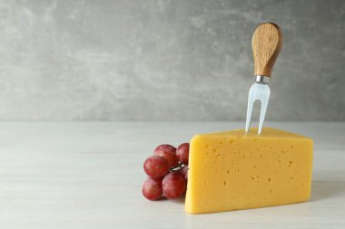 Beyaz tahta masada sert peynirle yemek pişirme kavramı