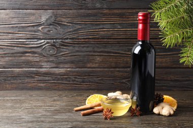 Koyu ahşap masada şarap pişirmek için gerekli malzemeler.