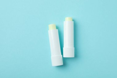 Mavi arkaplanda yankı ruj izi, kapat