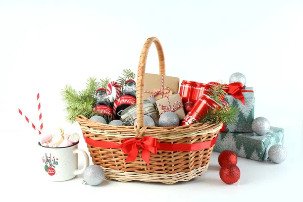 Odessa, Ukrayna - 10 Kasım 2021: Beyaz arka planda noel sepeti hediye kavramı