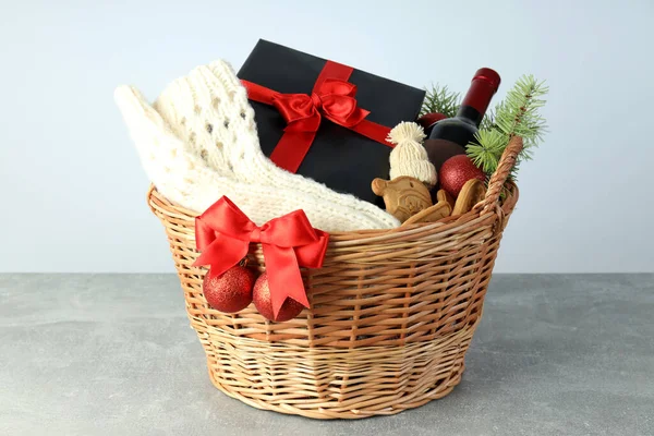 Cadeauconcept Met Kerstmandje Grijze Getextureerde Tafel — Stockfoto