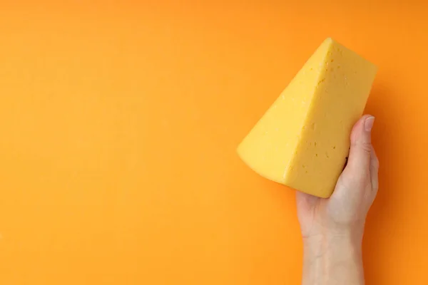 Koncept Vaření Jíst Tvrdým Sýrem Oranžovém Pozadí — Stock fotografie