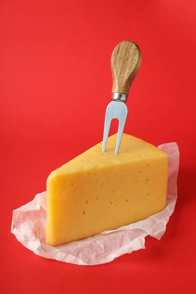 Concepto Cocinar Comiendo Con Queso Duro Sobre Fondo Rojo — Foto de Stock