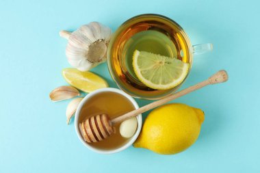 Tedavi anlayışı mavi zemin üzerinde bal ve sarımsak içeren soğuk algınlığı