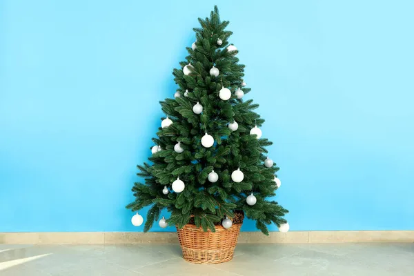Σύνθεση Χριστουγεννιάτικο Δέντρο Στο Δάπεδο — Φωτογραφία Αρχείου
