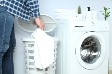 Çamaşır makinesi ve beyaz arka plandaki adam ile ev işi kavramı