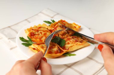 Beyaz arka planda ravioli olan lezzetli yemek konsepti